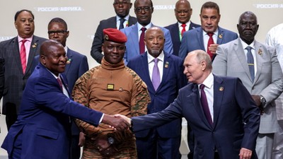 Władimir Putin z uczestnikami szczytu Rosja-Afryka w Petersburgu. W mundurze tymczasowy przywódca Burkina Faso Ibrahim Traore