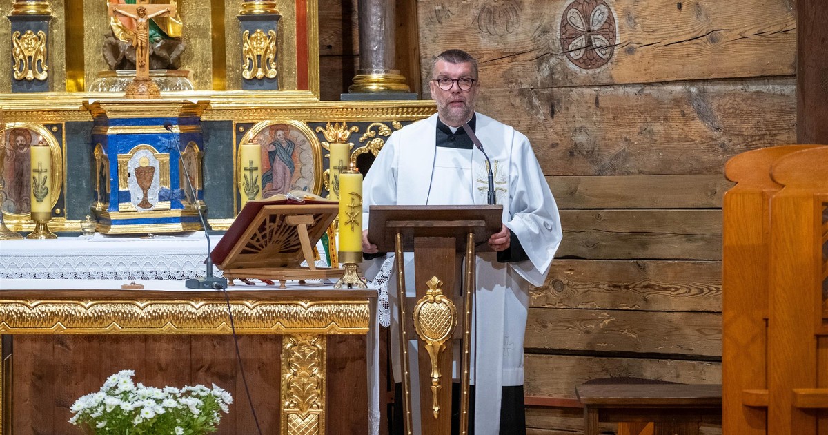 Modlą się o dzieci do babci Jezusa. Ks. Pacanowski organizuje msze