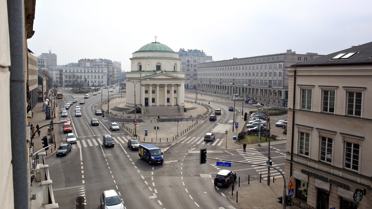 Warszawska Giełda Papierów Wartościowych na placu Trzech Krzyży chce wystawić pomnik byka i niedźwiedzia. Nie wiadomo, czy dojdzie do sfinalizowania pomysłu, ponieważ parafianie kościoła św. Aleksandra ostro zaprotestowali. Figury są dla nich symbolem pogaństwa, a nie wzrostu i spowolnienia gospodarczego - poinformowała "Gazeta Wyborcza".