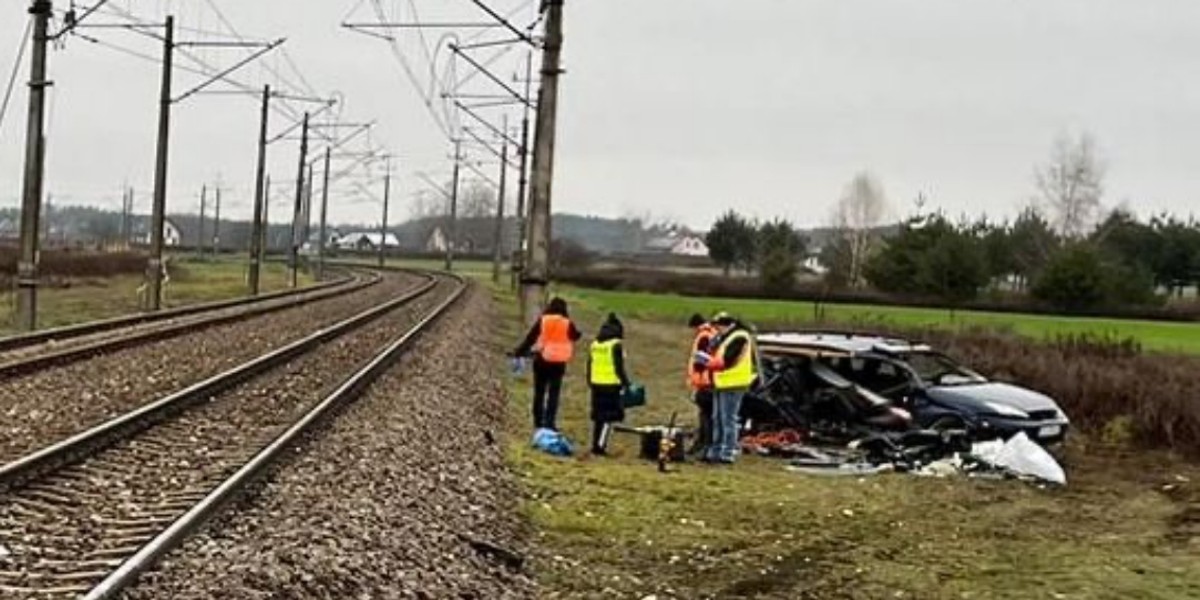 Wypadek w Wierzawicach. Ford został doszczętnie rozbity.