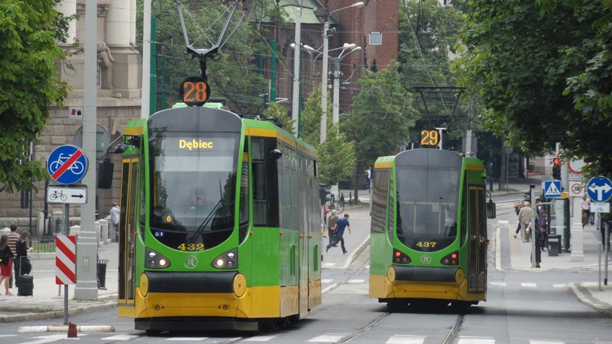 Niepełnosprawne osoby uczące się do 26. roku życia będą mogły za darmo korzystać z poznańskich tramwajów i autobusów. Od listopada mają również potanieć ceny za korzystanie z tzw. t-Portmonetki, czyli opłaty za ilość przejechanych przystanków.