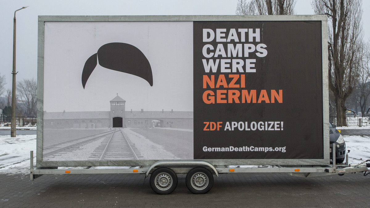 Mobilny billboard z napisem "Death Camps Were Nazi German" dotarł dziś wieczorem z Niemiec do Brukseli. Akcja jest protestem wobec używania przez zagraniczne media sformułowania "polskie obozy śmierci".