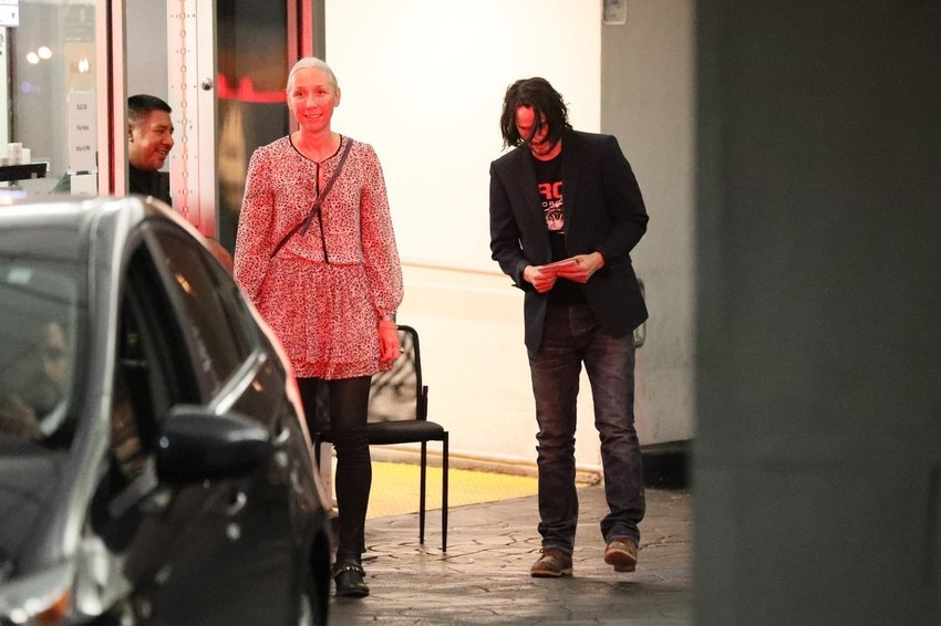 Kijanu Rivs sa devojkom