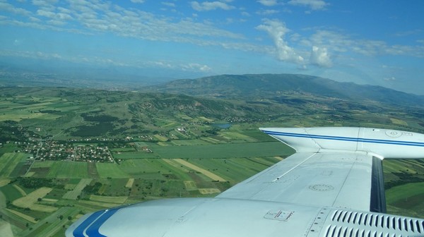 Samolot lata nad Wrocławiem i robi zdjecia