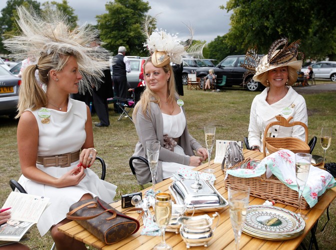 Projektantka kapeluszy Lucinda Hostombe (po lewej) z rodziną