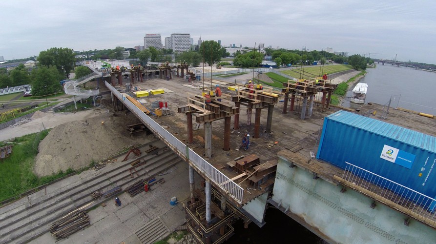 Operacja opuszczenia przęsła to ważny etap remontu warszawskiej przeprawy przez Wisłę zniszczonej w pożarze. Obniżona cześć mostu będzie stanowić platformę do montażu nowej konstrukcji.<br><br>fot. (cat) PAP/Darek Radzimierski