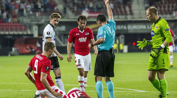 Stijn Wuytens gólja után mozdulatlanul feküdt a gyepen/Fotó: AFP