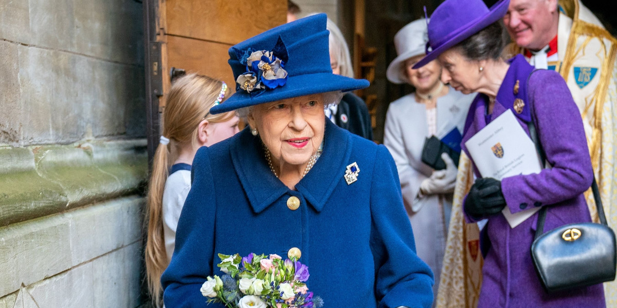 Na najnowszych zdjęciach królowej jeden szczegół przeraził Brytyjczyków. 