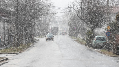 Leesett az első hó, Sopronban és a Kőszegi-hegységben már havazik – fotó, videó 