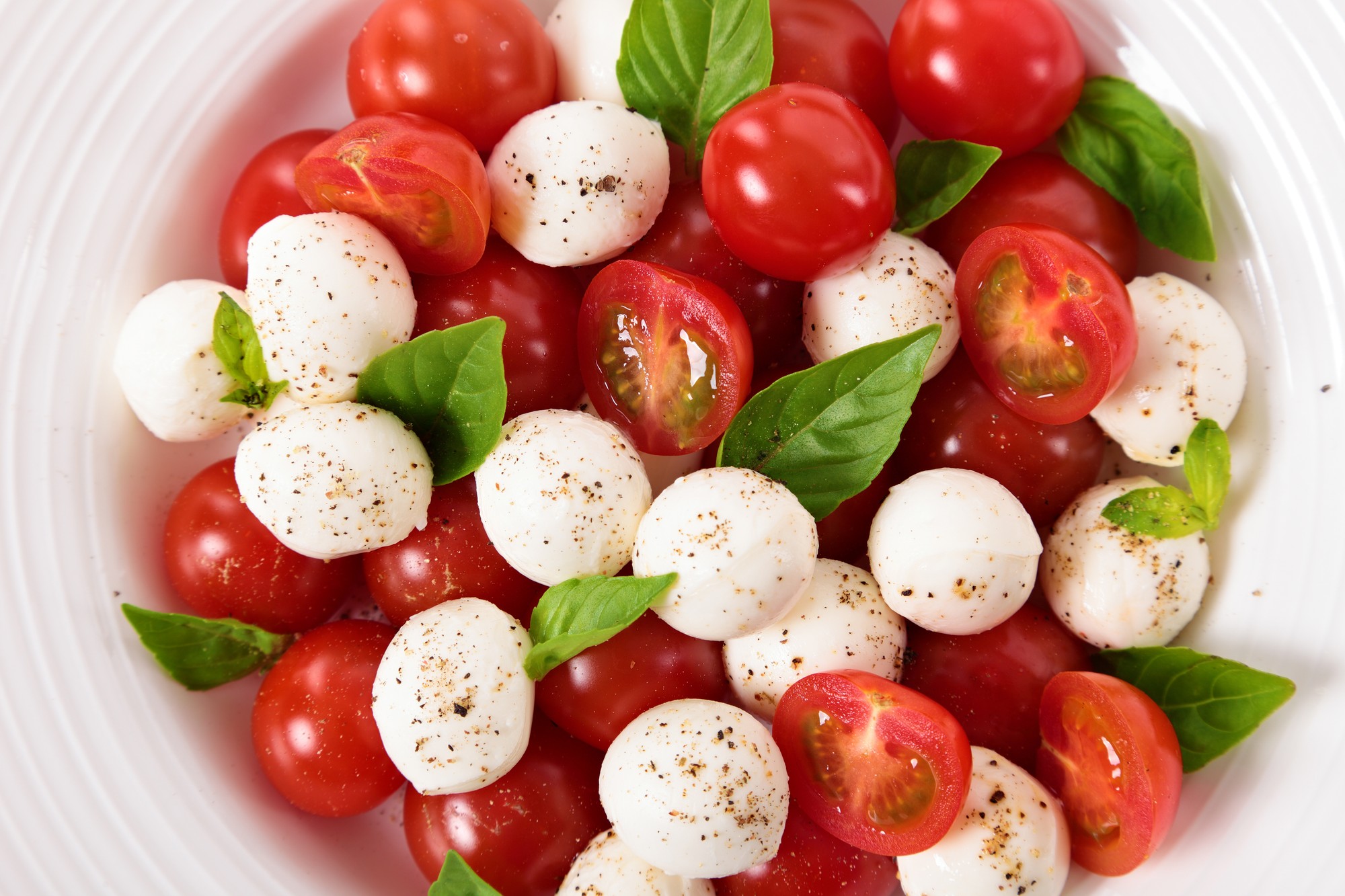 Paradajky s mozzarellou tvoria ľahkú a výživnú desiatu, ktorá dodá telu bielkoviny aj dôležité vitamíny.