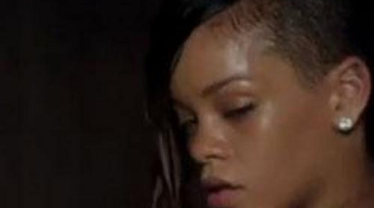 Így fürdik pucéran Rihanna - videó!