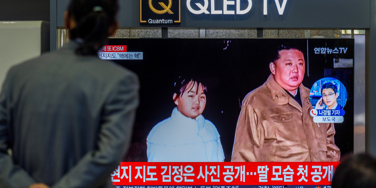 Kim Dzu Ae z ojcem w północnokoreańskiej telewizji.