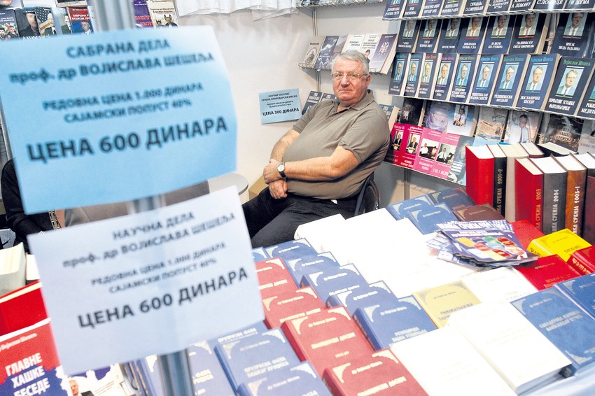 Avramović ga brani sa mnogo entuzijazma: Vojislav Šešelj na štandu "Velike Srbije"