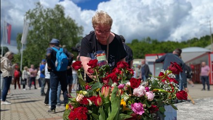 Virágok, feliratok, emberek a besztercebányai kórháznál – Mi történt Ficóval? – fotók