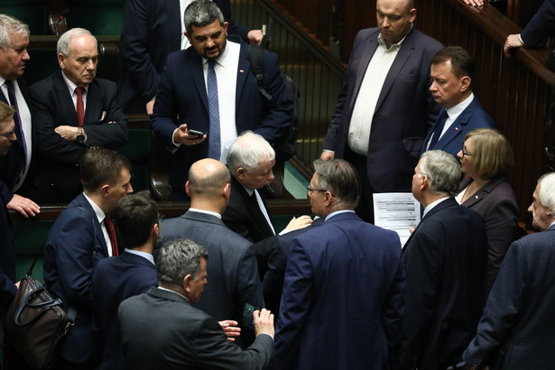 Prezes PiS Jarosław Kaczyński (C) wśród posłów ugrupowania na sali obrad Sejmu