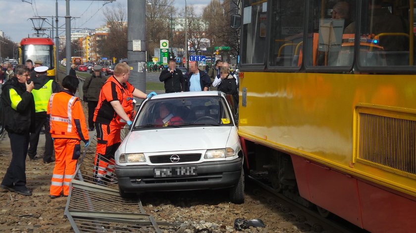 Opel zderzył się z tramwajem