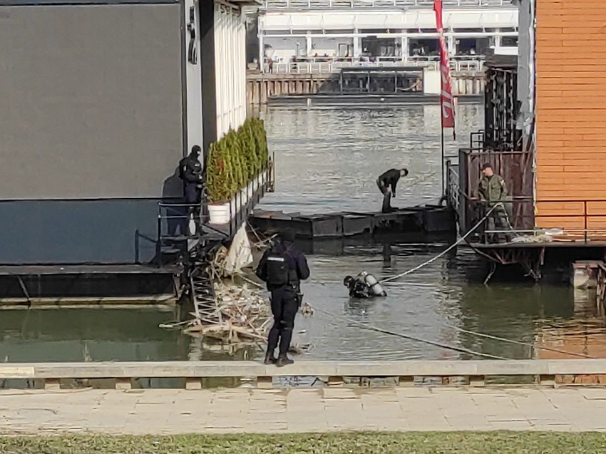 Policija na splavu Fristajler