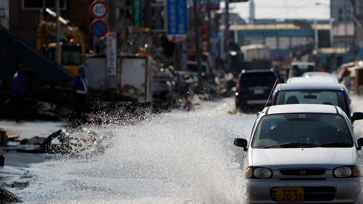 W niedzielę rano rozpoczęła się kolejna akcja poszukiwania ciał ofiar tsunami i trzęsienia ziemi wzdłuż północno-wschodniego wybrzeża Japonii. Udział bierze w niej ponad 22 tys. żołnierzy. Poszukiwania są prowadzone z ziemi, powietrza i morza.