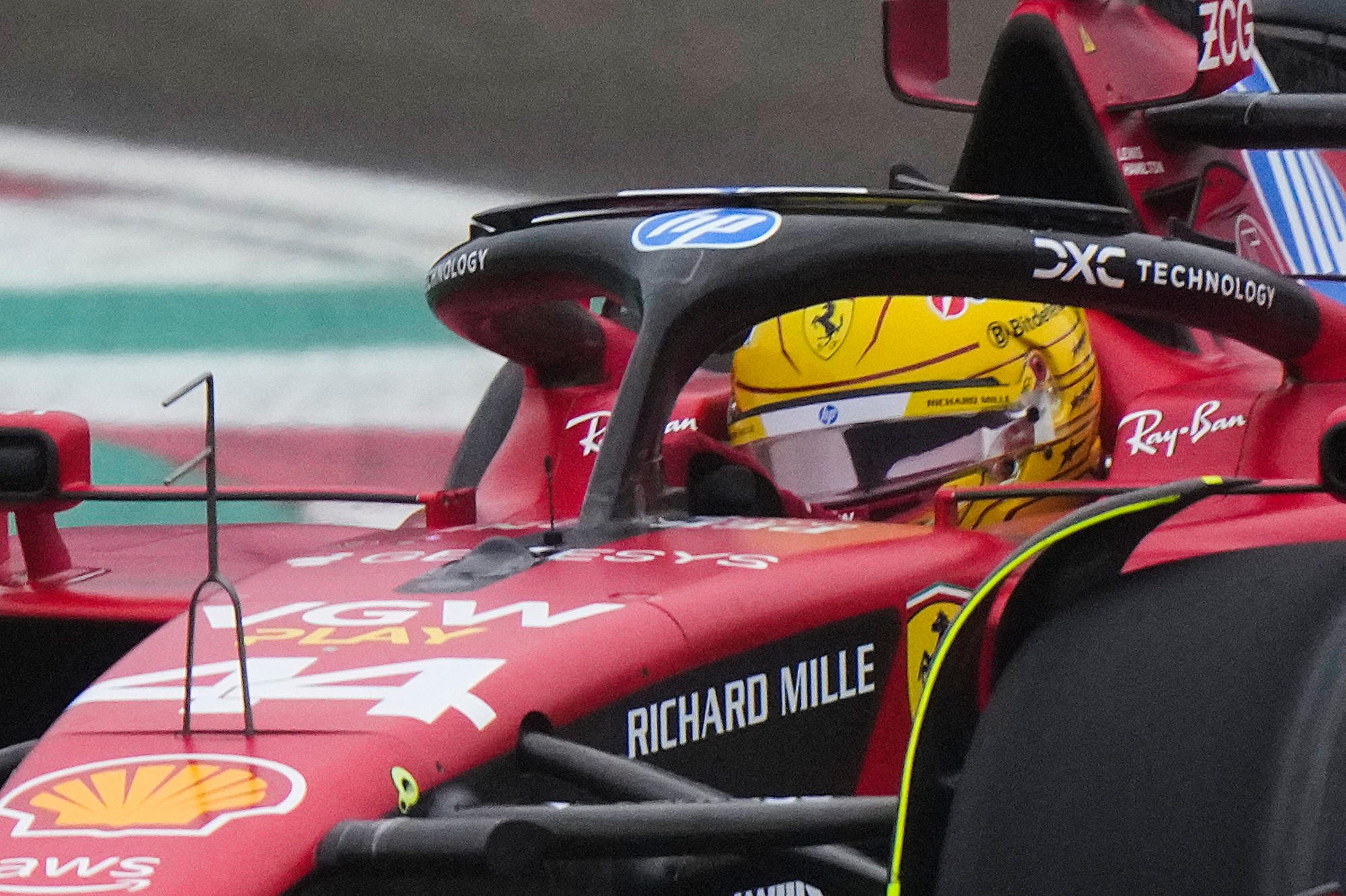 Lewis Hamilton odjazdil prvé kolá v monoposte Ferrari. 
