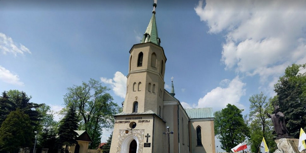 Makabra w Przegini. W lesie za kościołem znaleziono rozkładające się ciało.