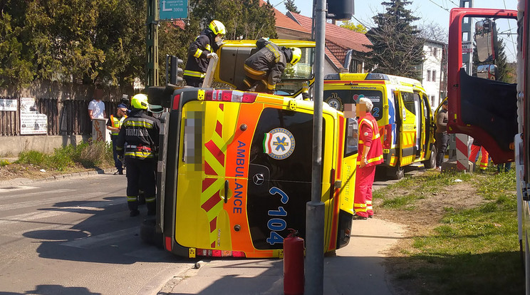 Egy audis és egy mentőautó karambolozott / Fotó: Blikk