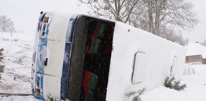 Autobus wywrócił się na zakręcie! FOTO