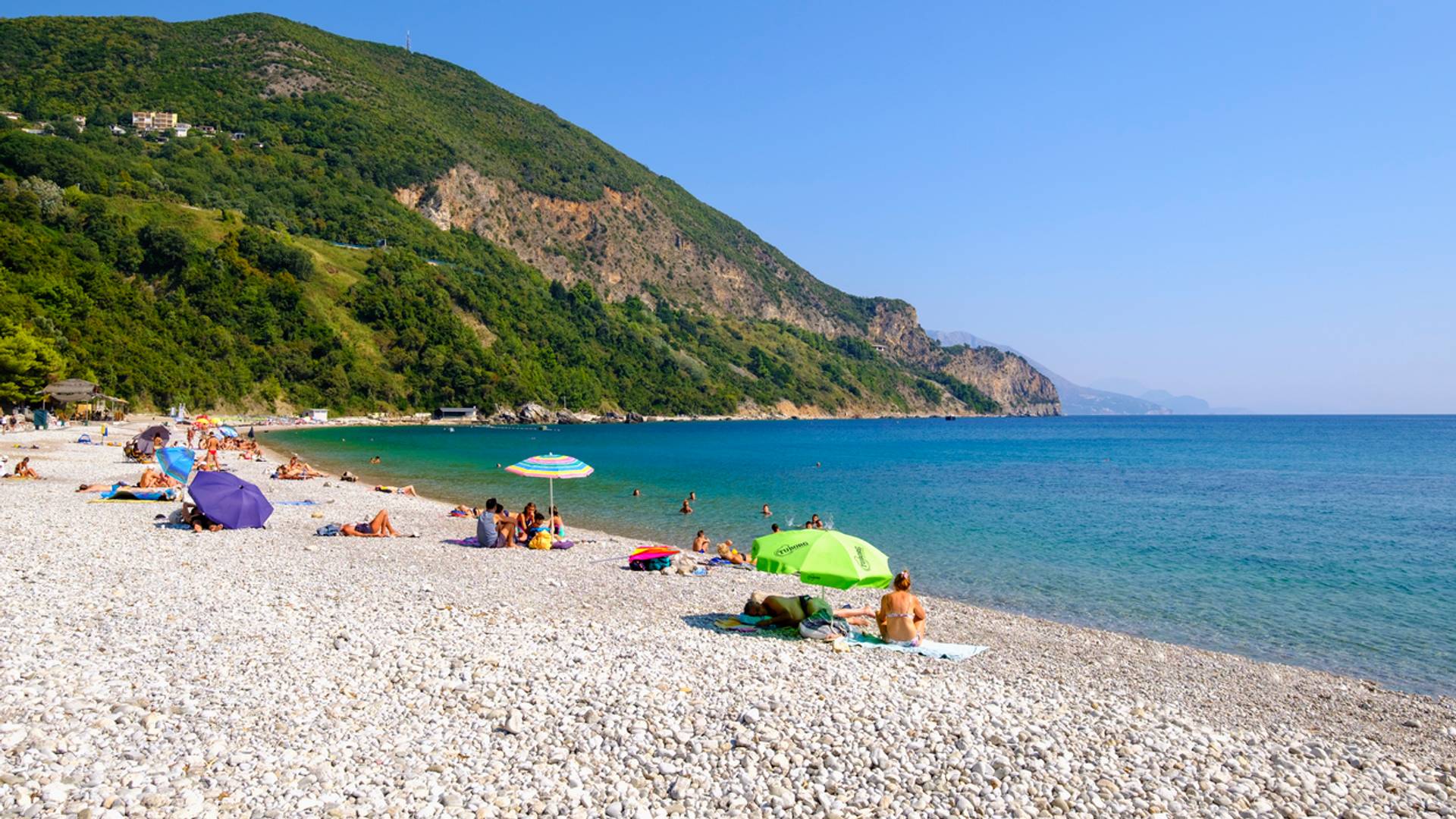 Svakakve prizore smo viđali na plažama ove godine, ali ovaj snimak sa Jaza je vrhunac bizarnosti