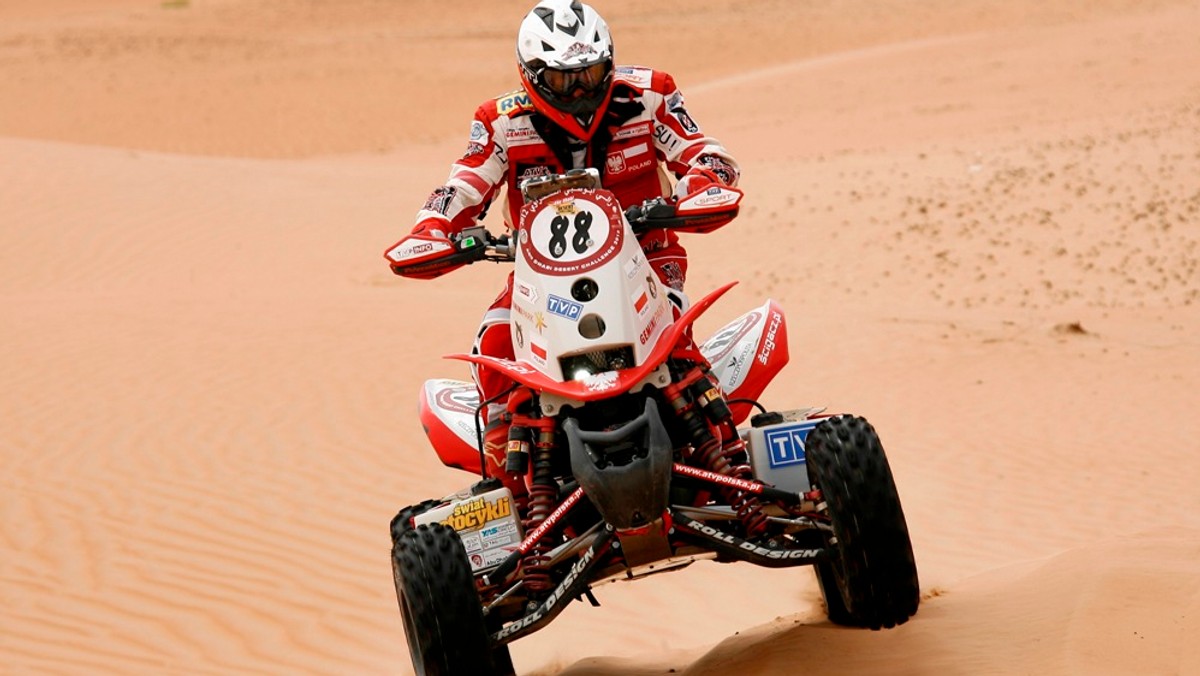 Mimo wypadku w pierwszym dniu rajdu Abu Dhabi Desert Challenge, Rafał Sonik powrócił we wtorek na trasę, by po raz kolejny udowodnić, że nigdy łatwo się nie poddaje. Polski kierowca pokonał trasę z ósmym czasem, pomimo doskwierającego mu bólu.