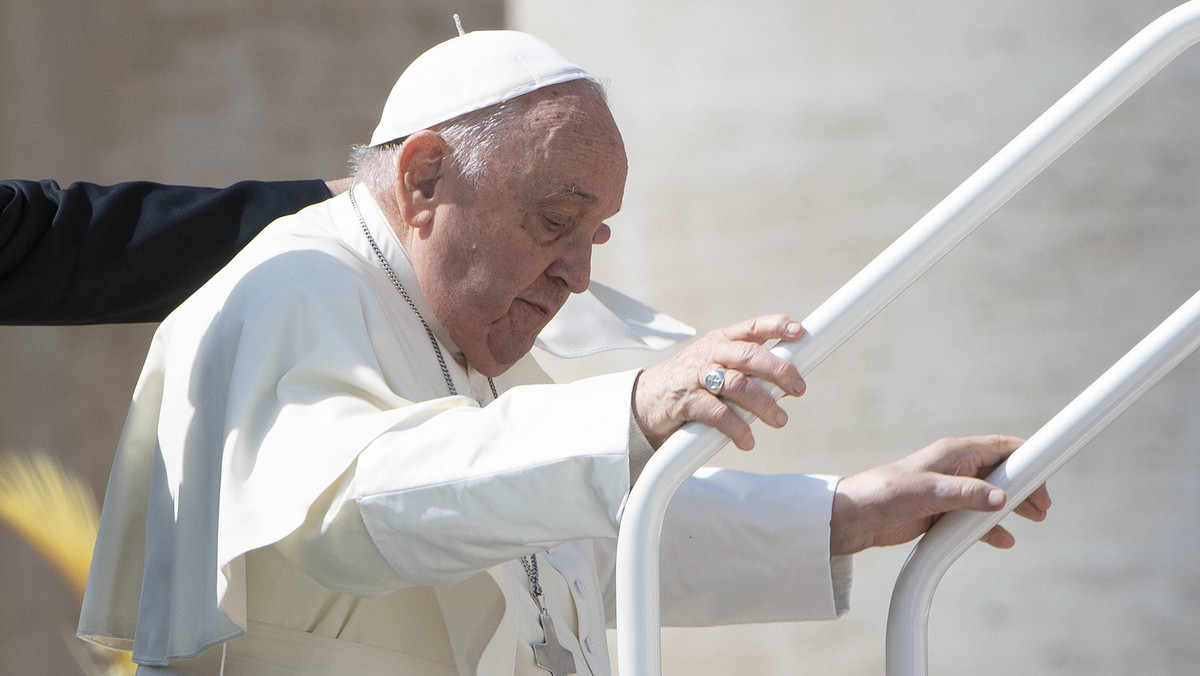 Papież nie przeczytał homilii. Lekarz komentuje stan zdrowia Franciszka