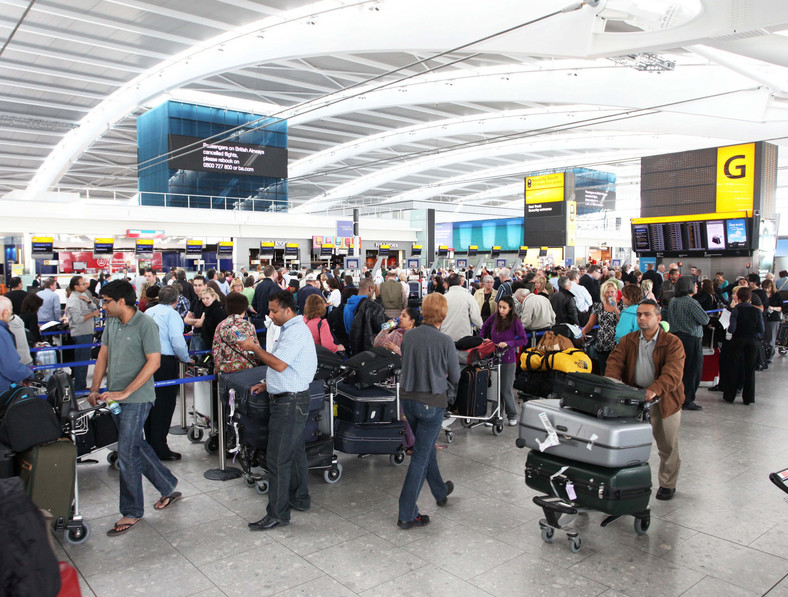 Pasażerowie tłoczą się na lotnisku w Londynie z powodu odwołanych lotów