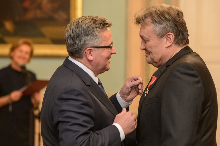 Prezydent Bronisław Komorowski odznacza wokalistę zespołu Krzysztofa Cugowskiego