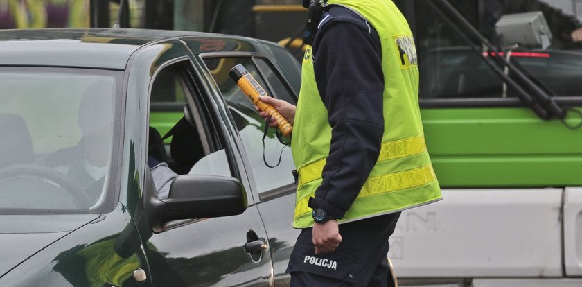 Przyjechała po syna zatrzymanego za jazdę po alkoholu. Sama też była pijana