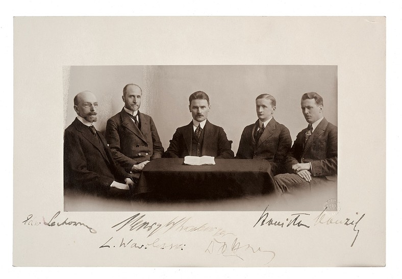 Ryga, 1921. Polscy delegaci do rokowań z Rosją sowiecką. Od lewej: Edward Lechowicz, Leon Wasilewski, Jan Dąbski, Henryk Strasburger, Stanisław Kauzik