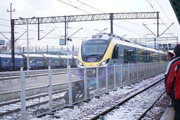 Leszek Zegzda z zarządu województwa twierdzi, że Impulsy wzmocni kolejową spółkę. -– Pierwszy milion pasażerów Koleje Małopolskie przewiozły po 9 miesiącach od uruchomienia, a po 16 miesiącach już 3 miliony. Do końca tego roku liczba ta może przekroczyć aż 6,5 mln osób – twierdzi Zegzda.
<br>
O ten kontrakt Newag stoczył istną bitwę prawną z Pesą Bydgoszcz, czyli głównym polskim konkurentem, w Krajowej Izbie Odwoławczej i w sądzie.