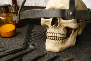 Trepanacja czaszki, nastawienie kości, usunięcie zaćmy – takie zabiegi przeprowadzano już tysiące lat temu
