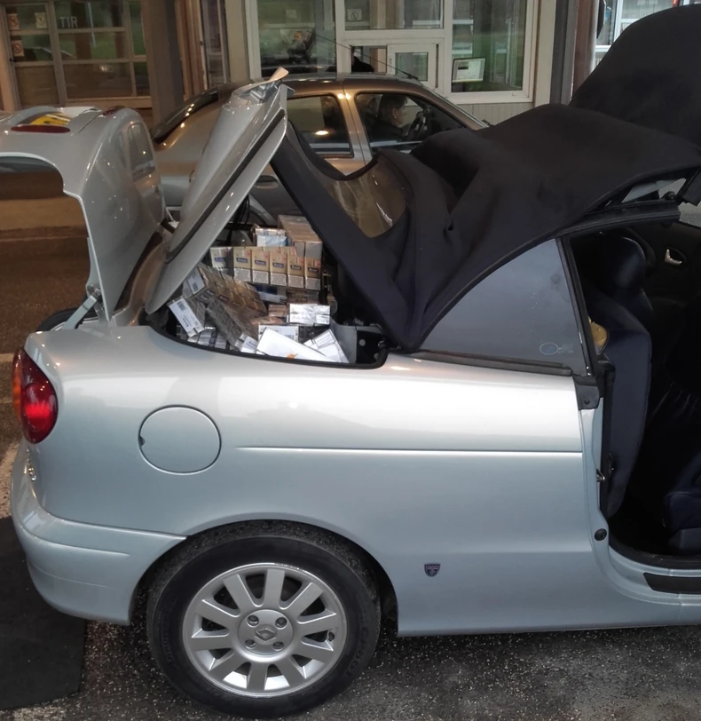 cigarete u krovu kabrioleta Djerdap 05 04 2017