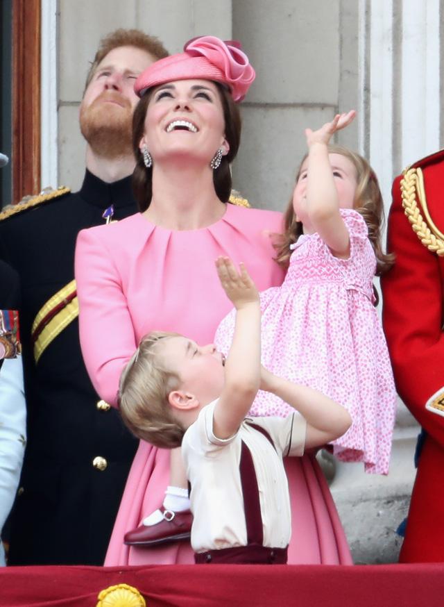 Katalin hercegné túlragyog mindenkit, a gyerekek pedig nem férnek a  bőrükbe! - Glamour