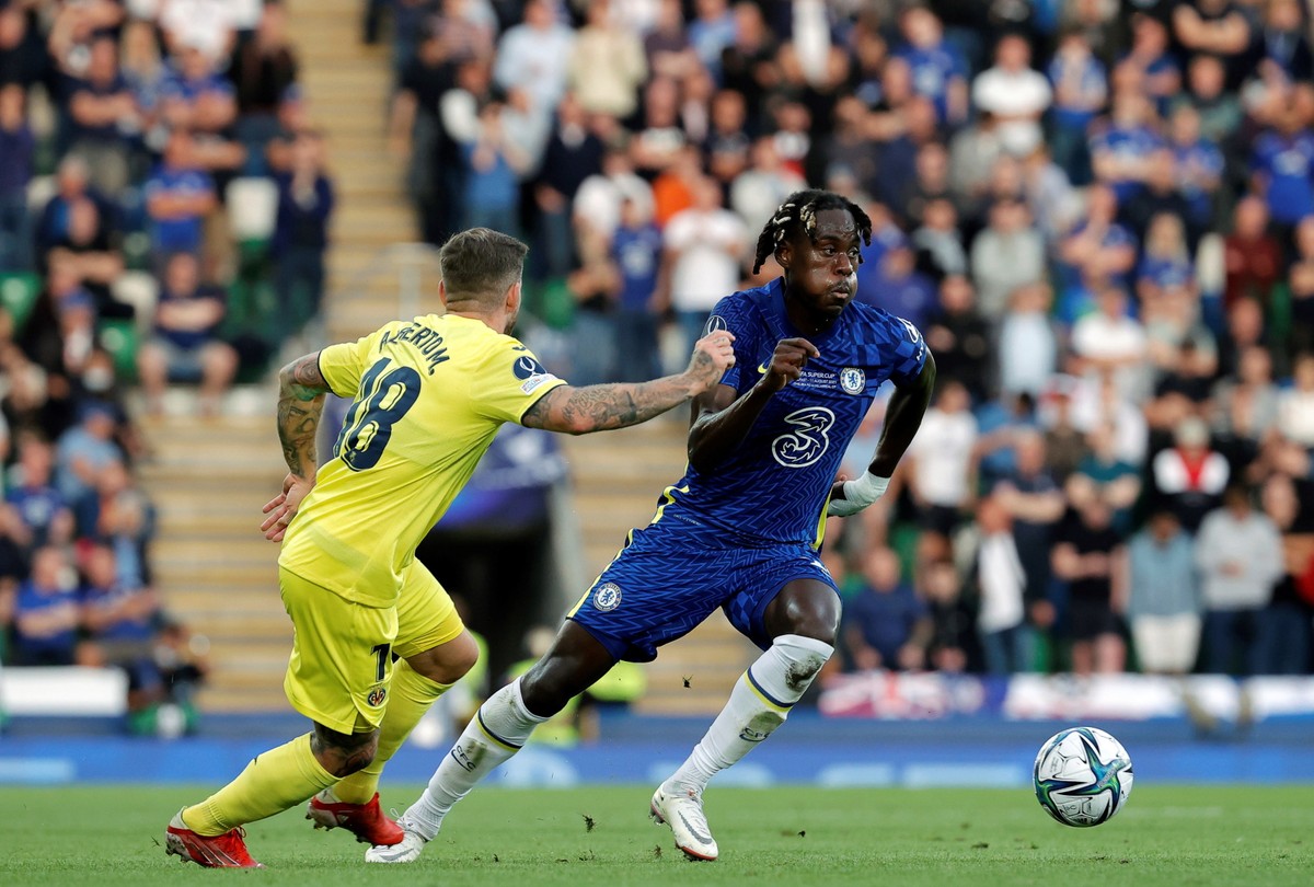 Zawodnik Villarrealu Alberto Moreno (L) w walce o piłkę z graczem Chelsea Londyn Trevohem Chalobahem (P) podczas meczu o Superpuchar Europy