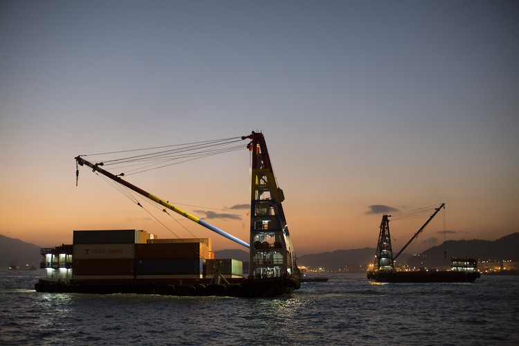 1. Hong Kong. 

Hong Kong jest znany z ogromnego zagęszczenia ludności, a władze wspierają rozwój infrastruktury IT. W przeciwieństwie do Chin, w Hong Kongu Internet nie jest prawie wcale cenzurowany. 

Według raportu Akamai, średnia maksymalna prędkość wyniosła tam  54,1 Mb/s, co pozwoliłoby ściągnąć film w jakości HD w około 4 minuty. 

Na zdjęciu: Hong Kong – barka przewozi kontenery.