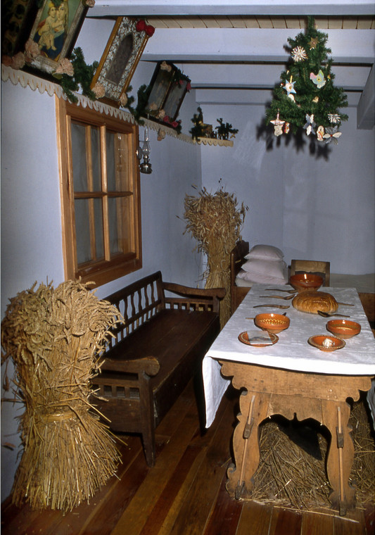 Inscenizacja wigilii w izbie wiejskiej ze snopem zboża i podłażniczką - wystawa bożonarodzeniowa w Muzeum Etnograficznym, Warszawa, 2001.