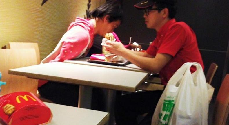 Picture of waiter feeding burger to disabled customer goes viral