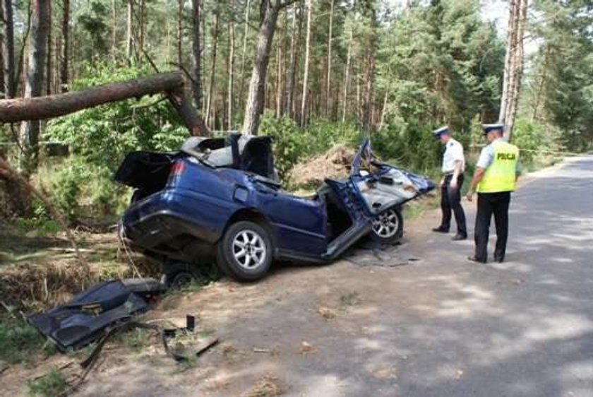 Kierowca z impetem wleciał dachem w drzewo