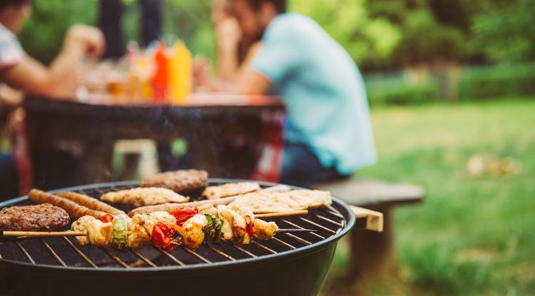 A szomszédom készíti a legfinomabb grillhúsokat Fotó: Getty Images