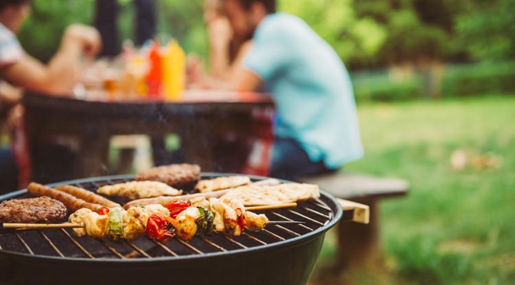 A szomszédom készíti a legfinomabb grillhúsokat Fotó: Getty Images