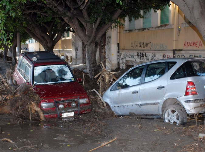 Gwałtowne ulewy i nawałnice spowodowały powodzie na Sycylii