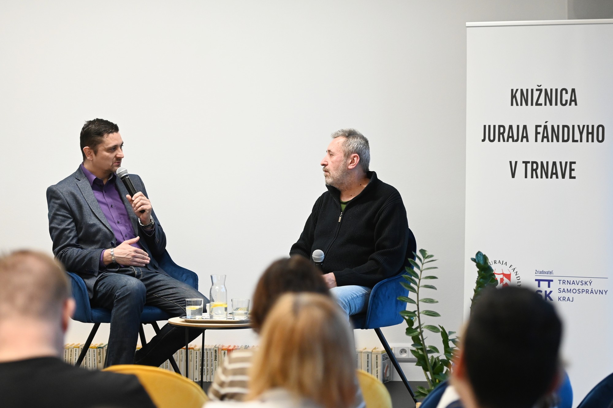Moderátor Martin Jurčo a humorista Rasťo Piško v roku 2024. 