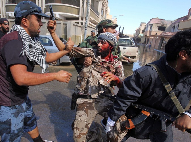 Ranny powstaniec wynoszony z pola walki w Syrcie