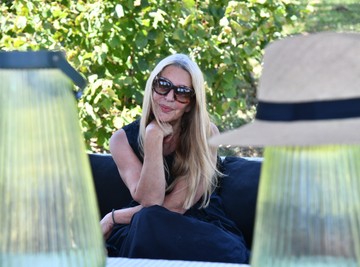 Verica Rakočević u 78. godini pokazala vitku figuru i preplanuli ten - Da li je moguće da joj vreme ide unazad? (FOTO)