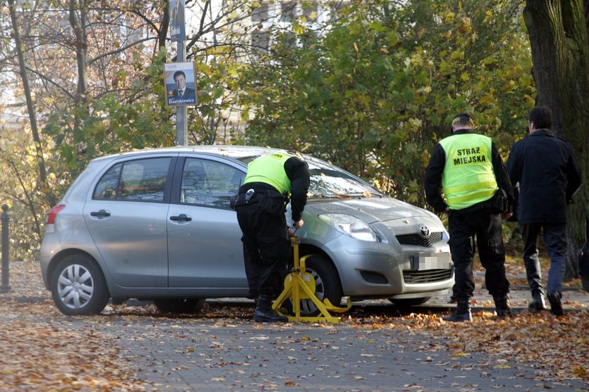 strażnicy zakładają blokady