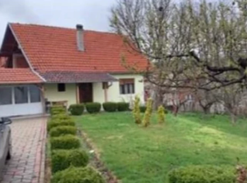 Ovo je RODNA KUĆA našeg glumca na Kosovu i Metohiji: Sa sinom i suprugom redovno dolazi u posetu, ODUVEK PONOSAN NA SVOJE POREKLO! 
